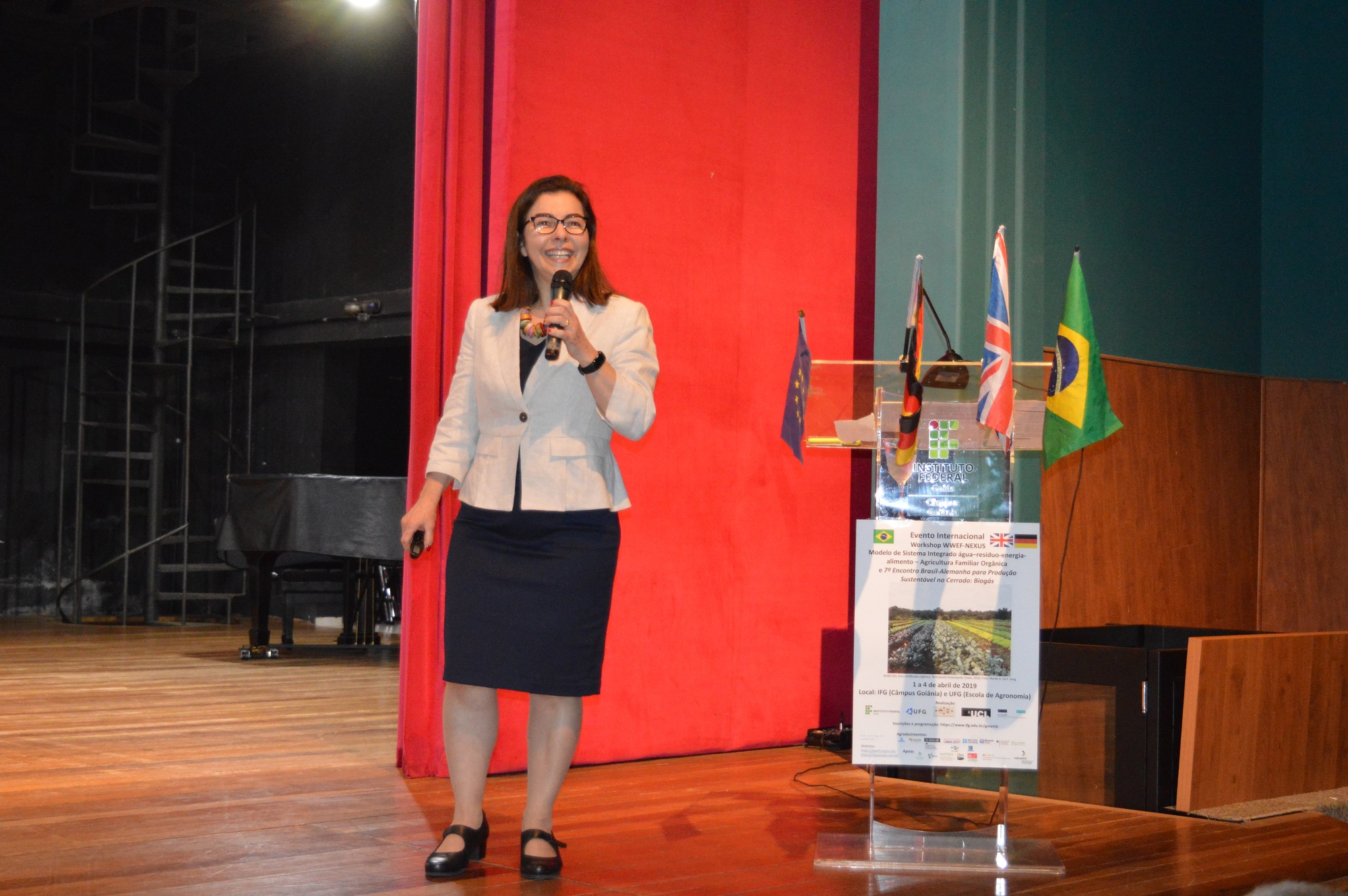 Professora da University College London (Reino Unido), Luiza Campos, falou sobre o projeto  WWEF – Nexus na abertura do evento, no Teatro do IFG - Câmpus Goiânia.